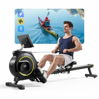 Mann auf Rudergerät mit Kajak-Display im Hintergrund.