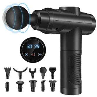 Schwarzes Massagegerät mit verschiedenen Aufsätzen und digitalem Display